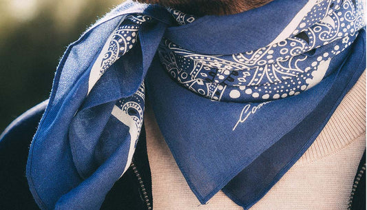 bandana monsieur charli noué autour du cou
