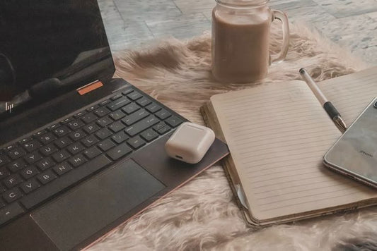 Ordinateur et carnet de notes posés