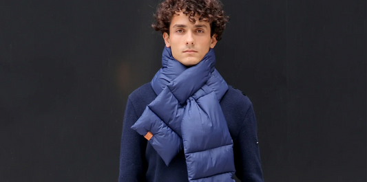 Mannequin portant un tour de cou de la marque Monsieur Charli