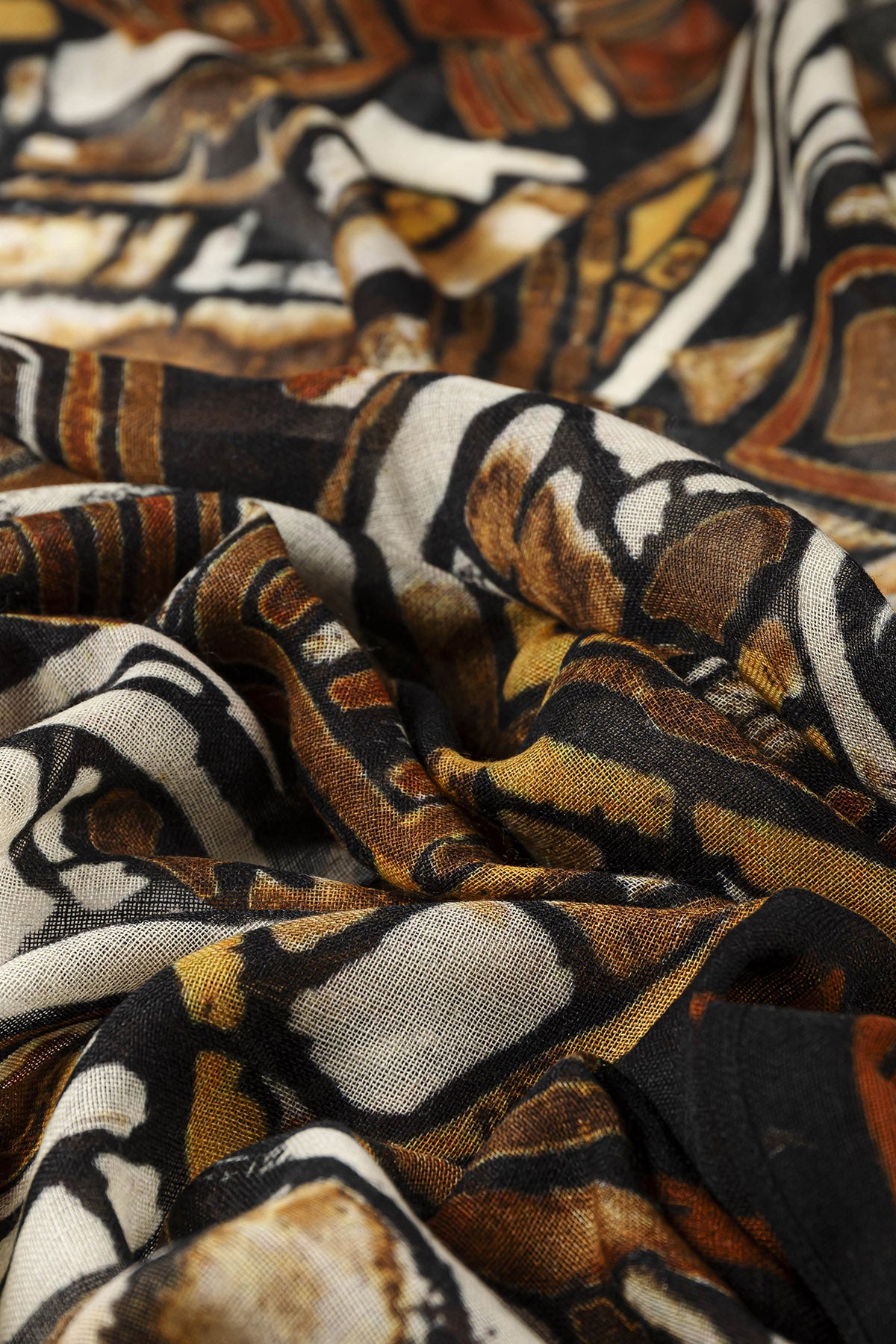 zoom d'un foulard imprimé et coloré de Monsieur Charli