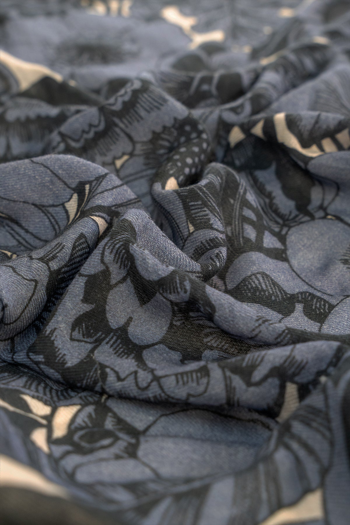 un zoom d'un cheche bleu de Monsieur Charli