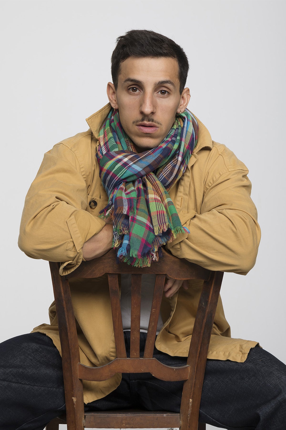 Un homme qui porte un chèche écossais de Monsieur Charli