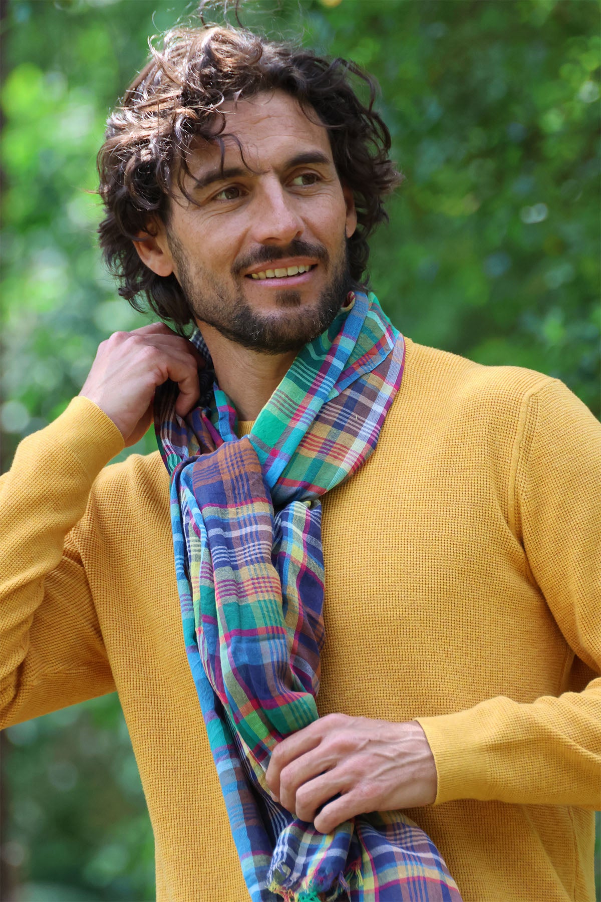 Un homme qui porte un chèche écossais de Monsieur Charli