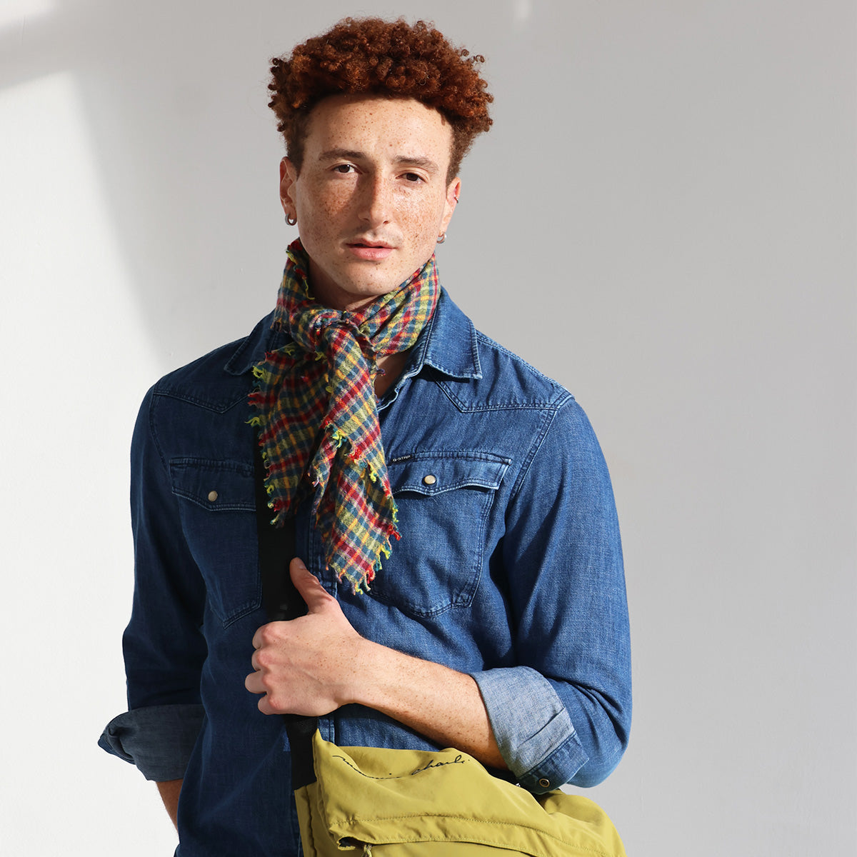 Un homme qui porte un nouveau bandana spécial hiver de la collection Monsieur Charli