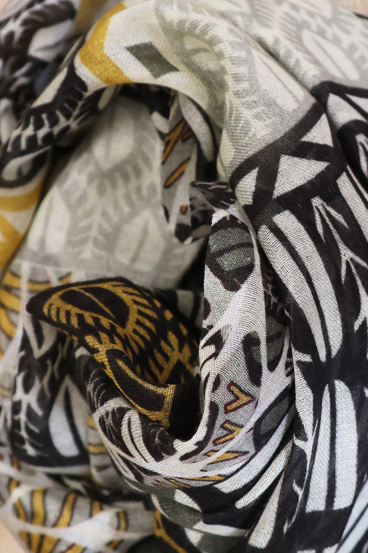 Zoom du foulard nouri en modal et cachemire
