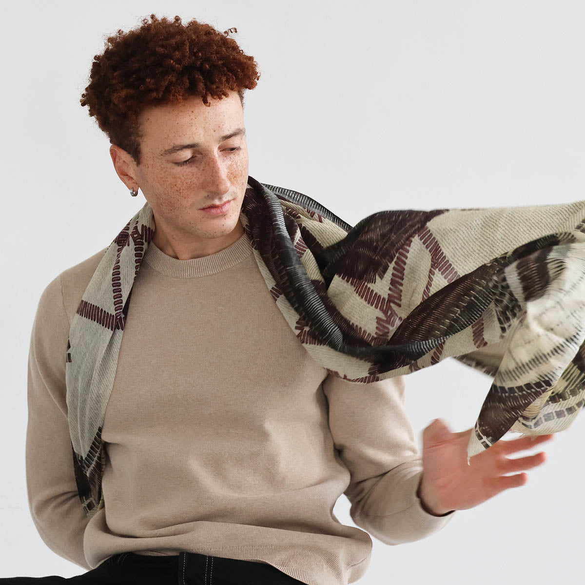 Un homme qui porte un foulard en laine cachemire Monsieur Charli