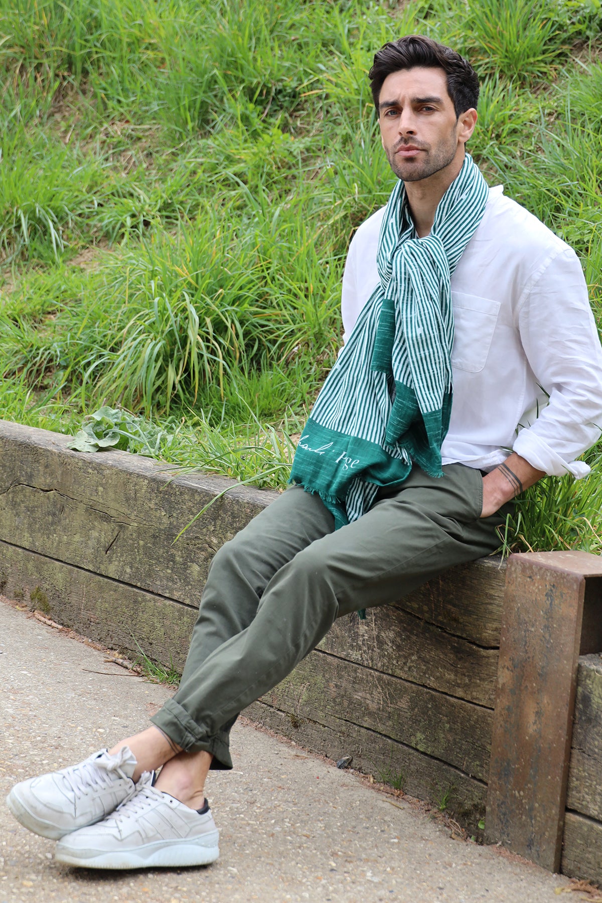 Un homme qui porte un paréo et chèche Monsieur Charli