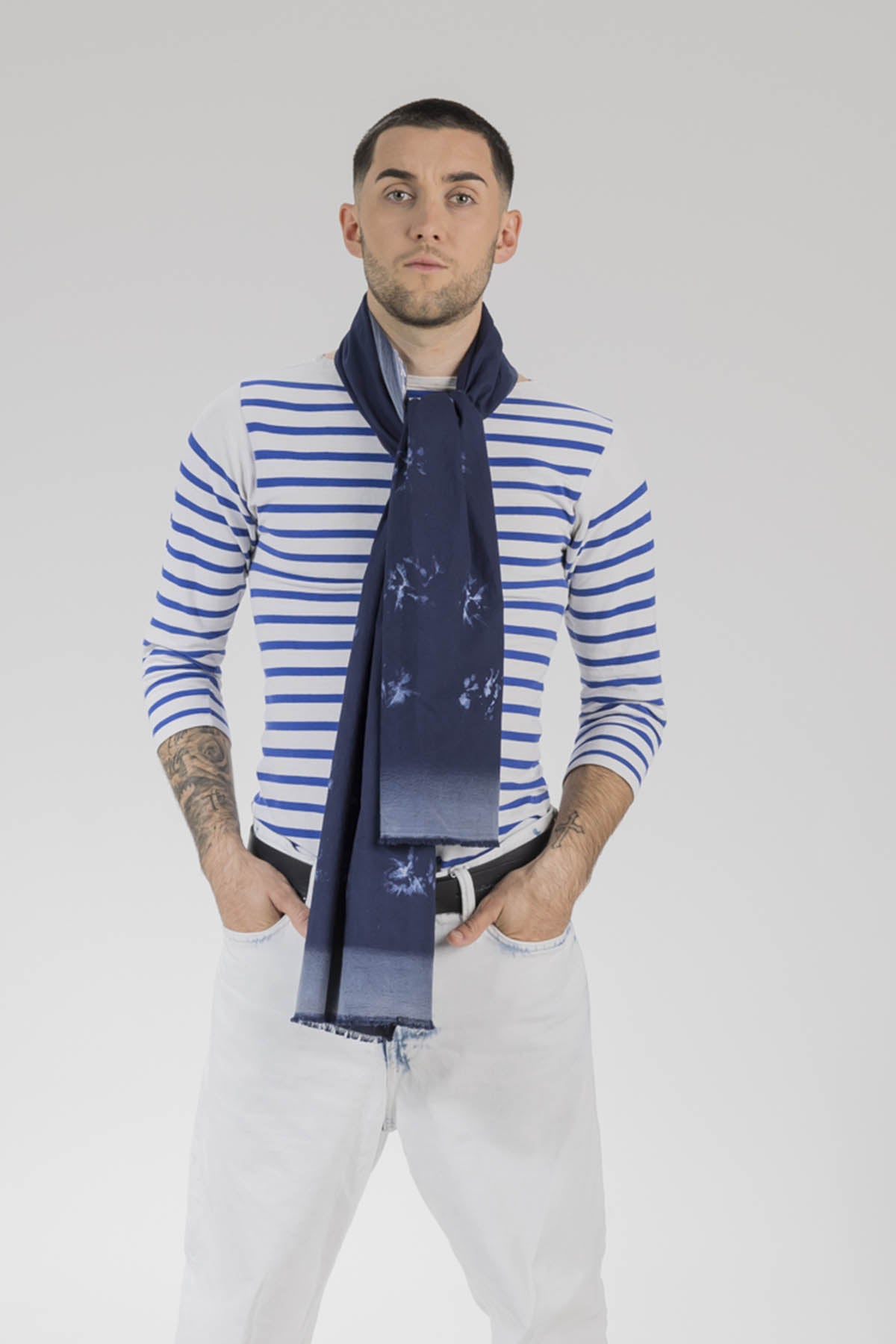 Un homme qui porte un cheche indigo