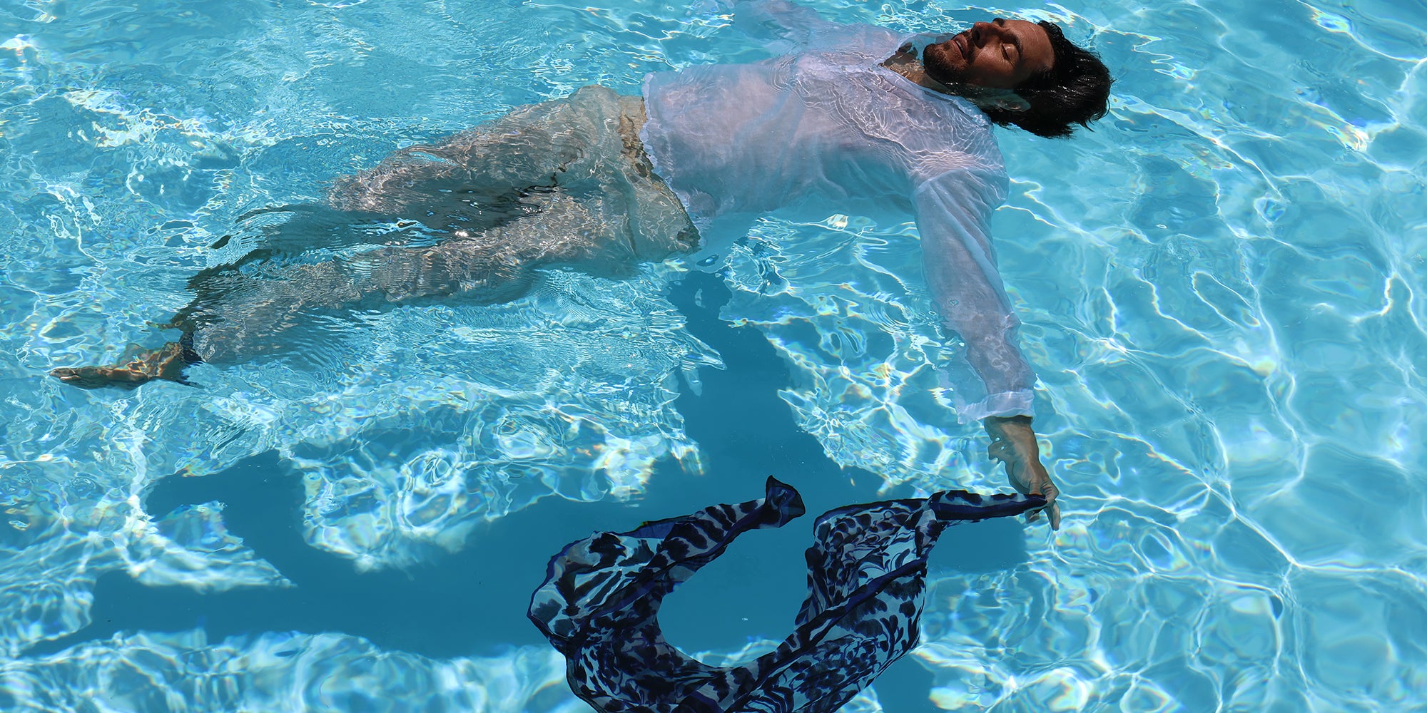 Photo d'un homme dans une piscine avec un foulard monsieur charli