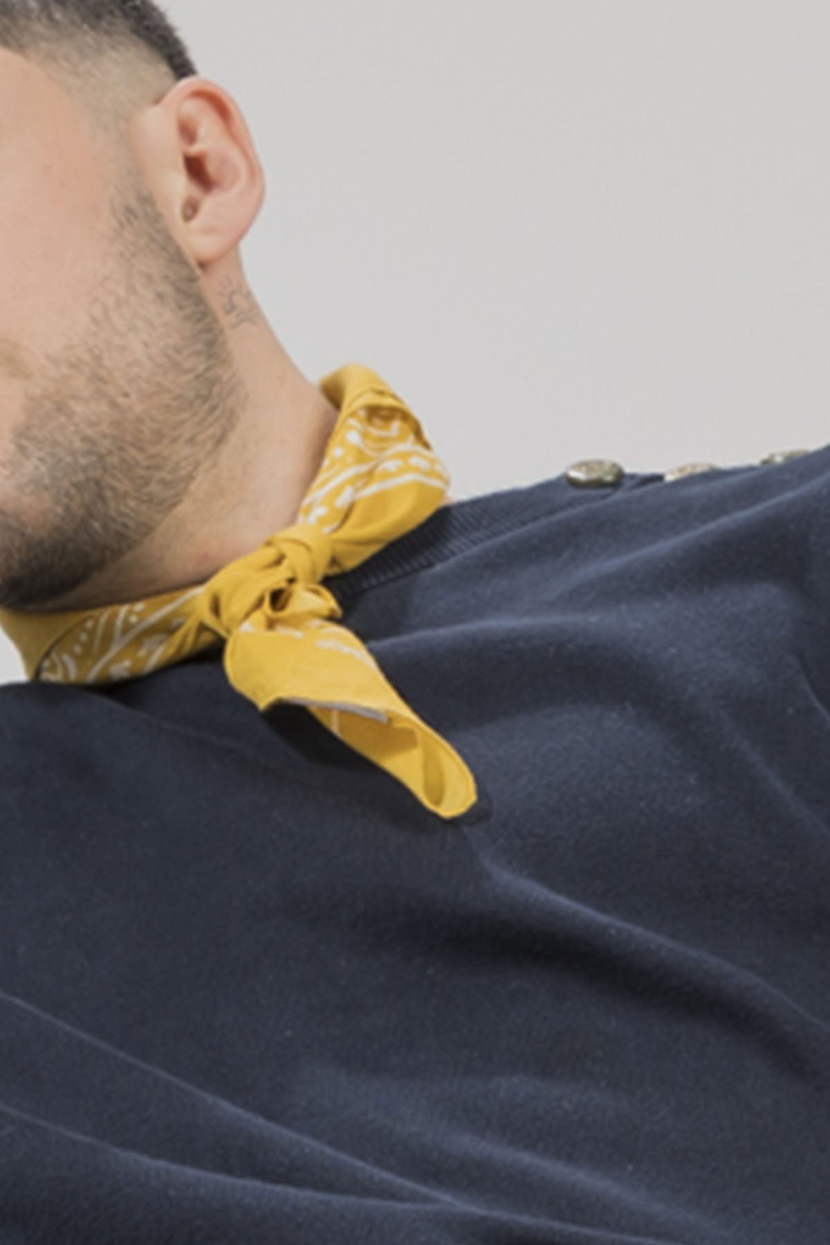 Un homme qui porte un bandana de la collection Monsieur Charli