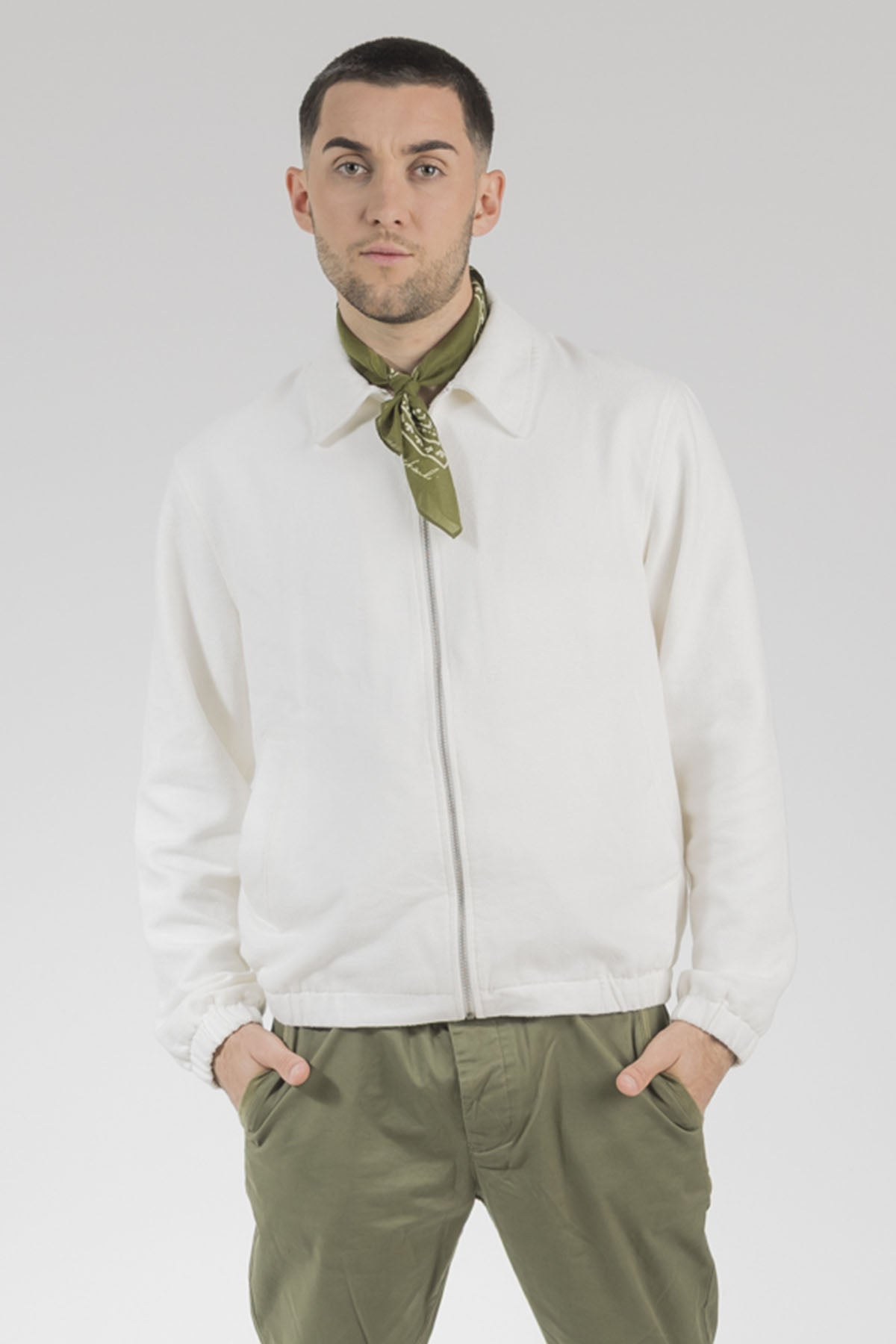 Un homme qui porte un bandana de la collection Monsieur Charli