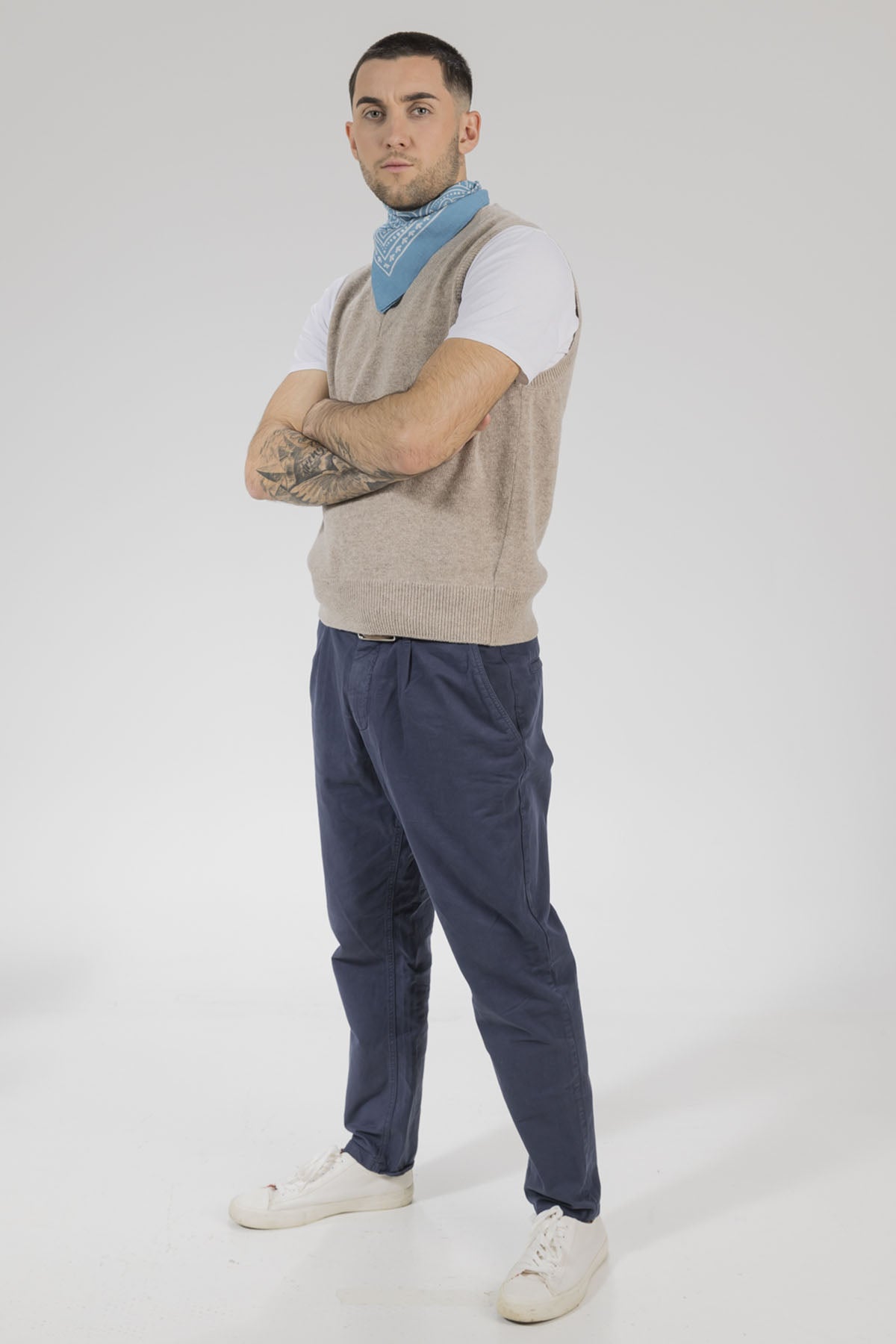 Un homme qui porte un bandana de la collection Monsieur Charli