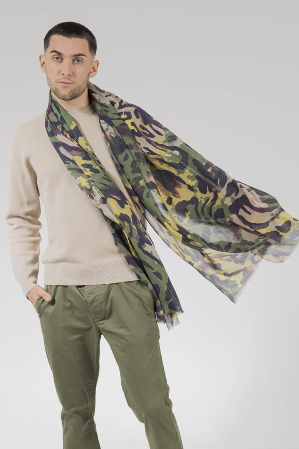 Un homme qui porte un chèche signé Monsieur Charli