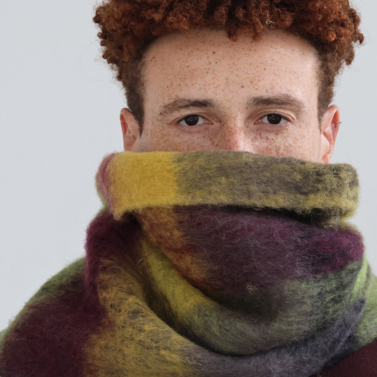 Un homme qui porte une grosse écharpe d'hiver de monsieur charli