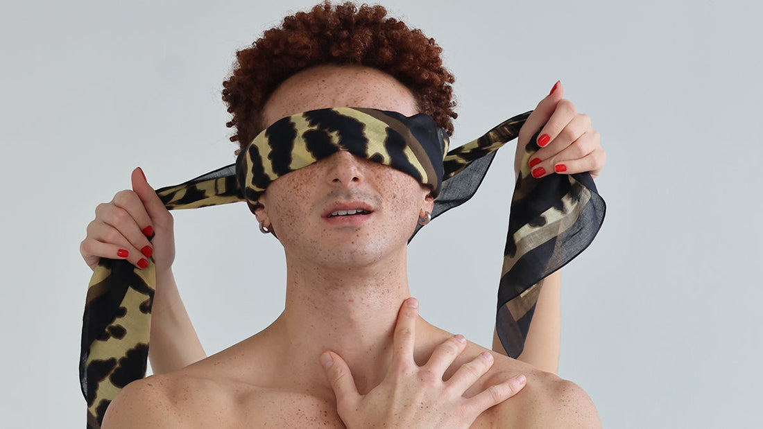 un homme qui porte un bandana noué sur les yeux 