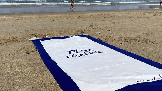 Fouta Monsieur Charli sur la plage en été