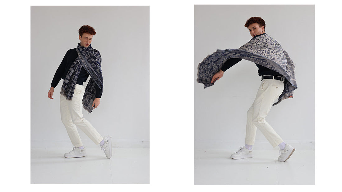 Mannequin avec une écharpe bleu de la marque Monsieur Charli