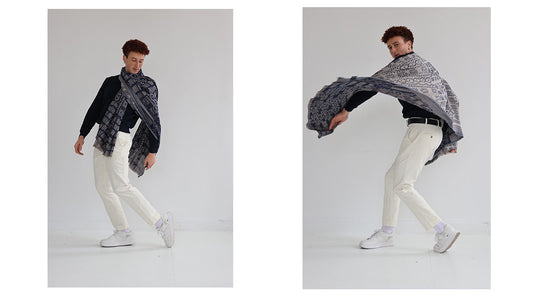 Mannequin avec une écharpe bleu de la marque Monsieur Charli