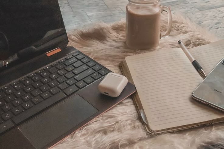 Ordinateur et carnet de notes posés