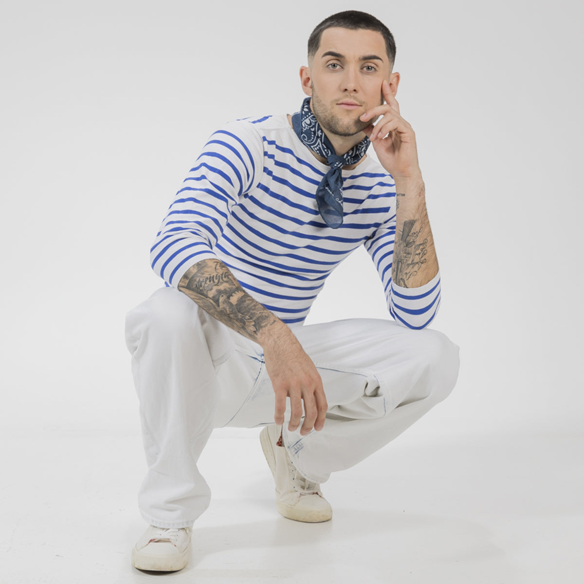 Un homme qui porte un bandana