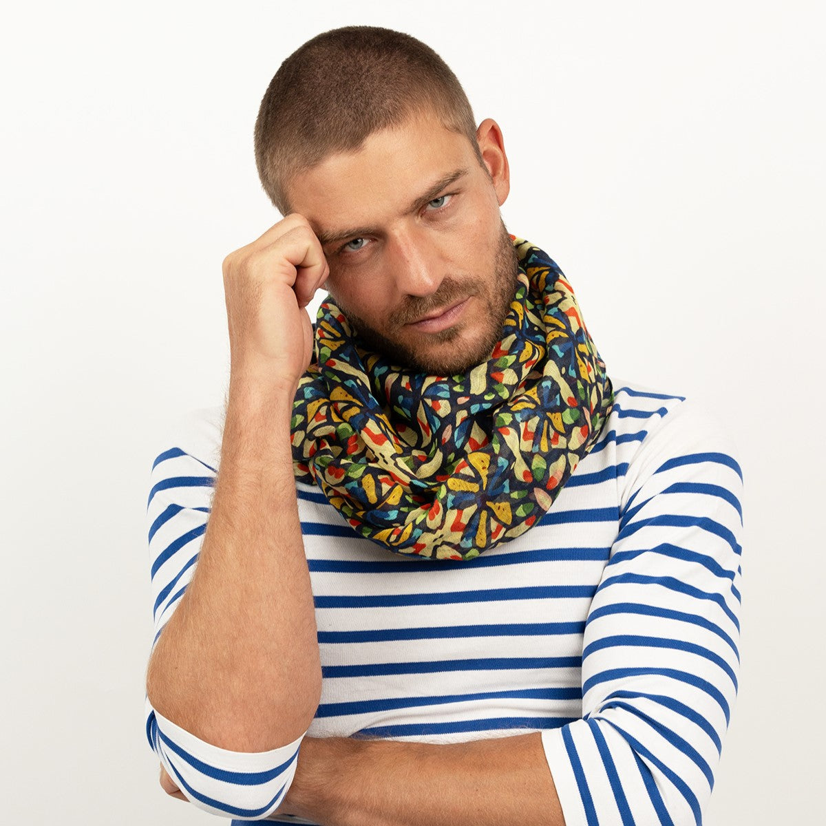 un homme qui porte un cheche 