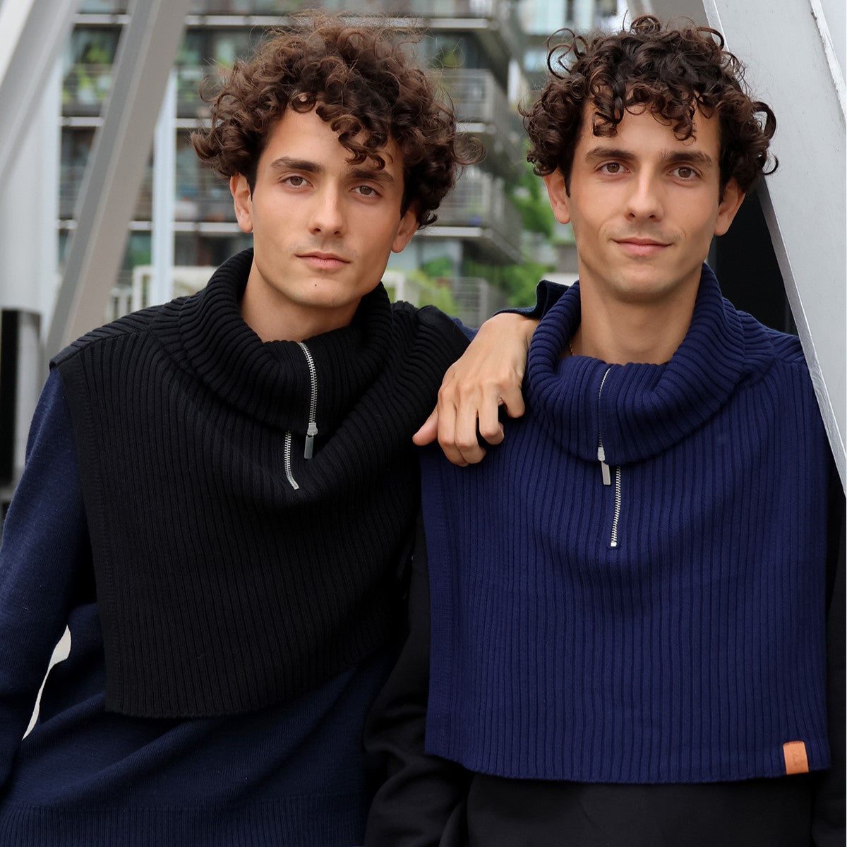 Des frères jumeaux qui portent des tours de cou de Monsieur Charli