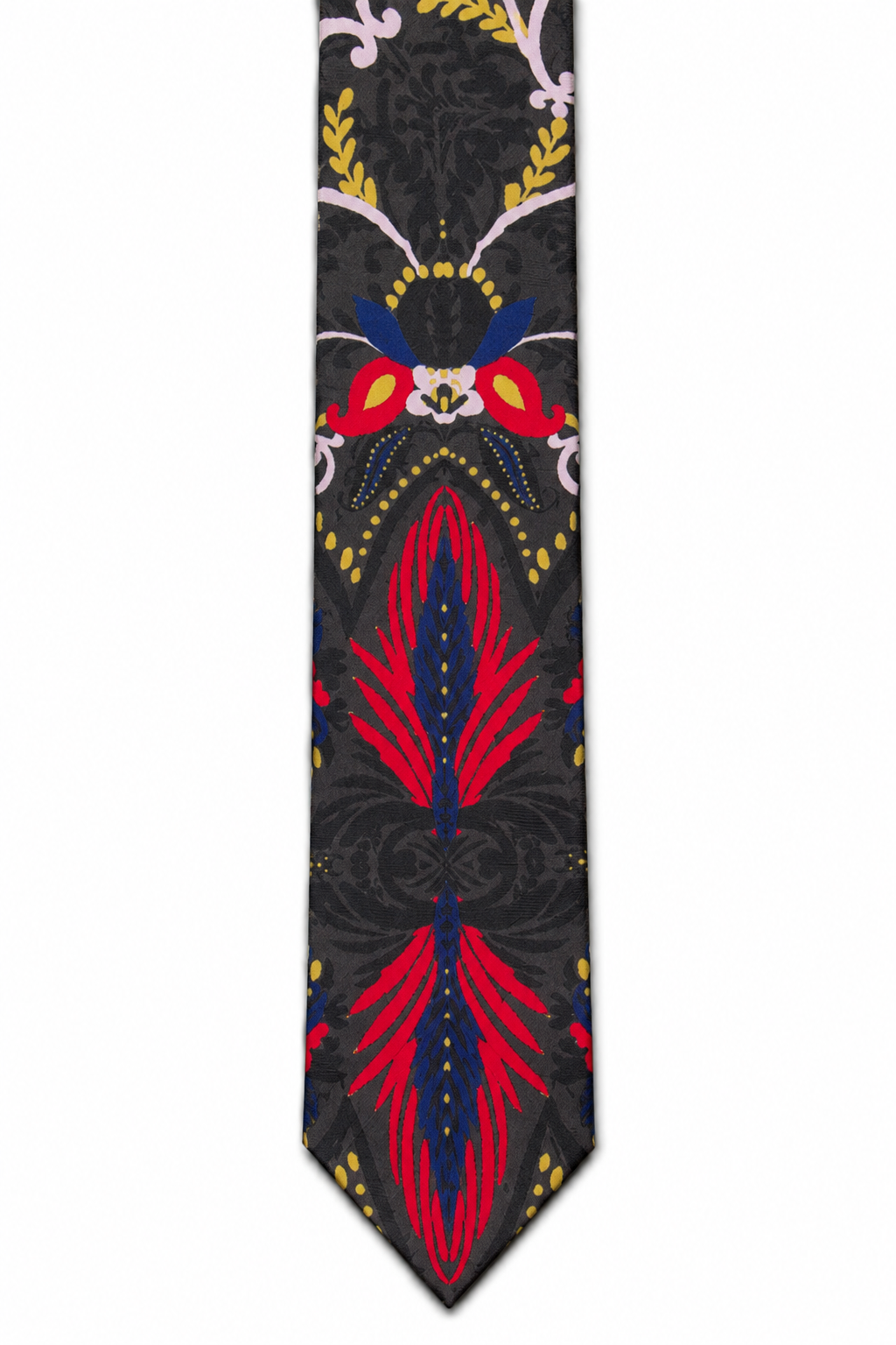 Détail de la pointe de la cravate NIELS à motifs botaniques rouges, bleus et jaunes sur fond anthracite.