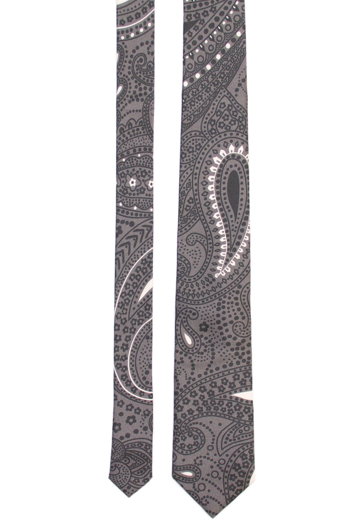 Cravate en soie gris ardoise à motifs paisley noirs et blancs, les deux pans présentés à plat
