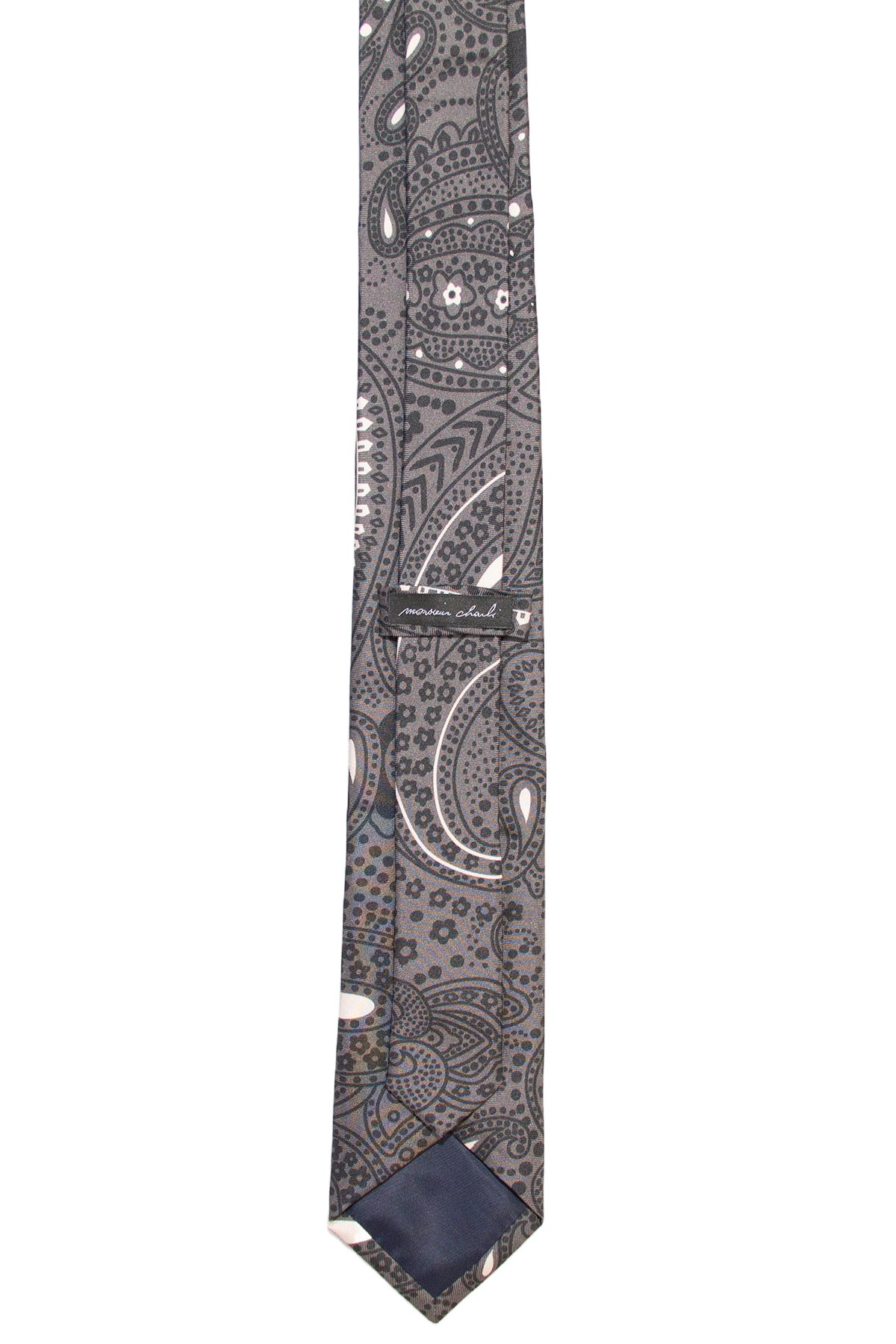 Dos de la cravate en soie à motifs paisley gris ardoise, avec passant et étiquette Monsieur Charli.