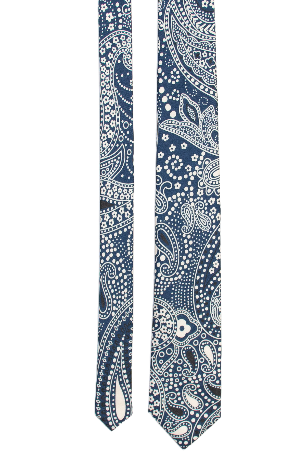 Cravate en soie bleu marine à motifs paisley blancs, les deux pans présentés à plat.
