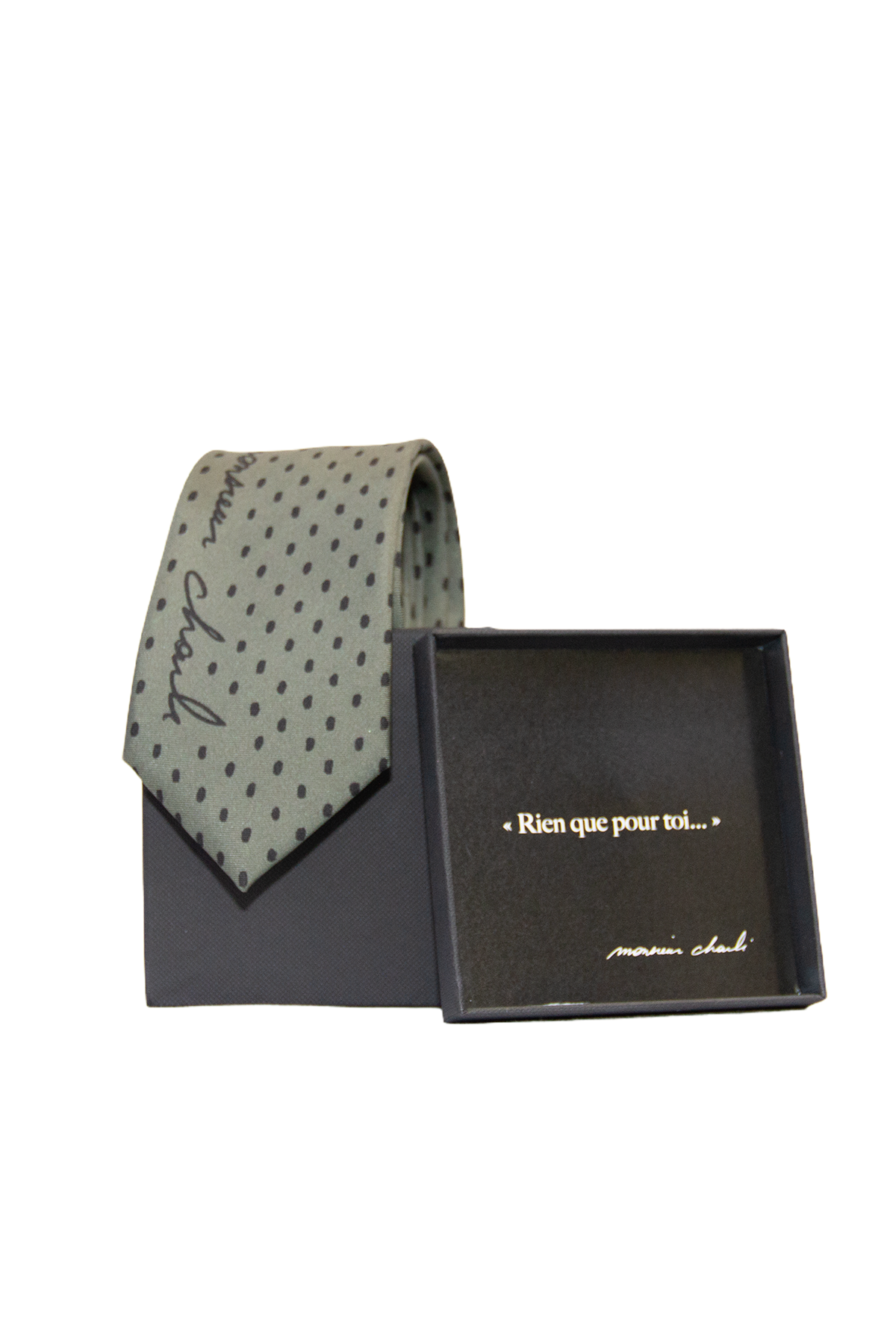 La cravate pois olive à pois noir dans son coffret noir 