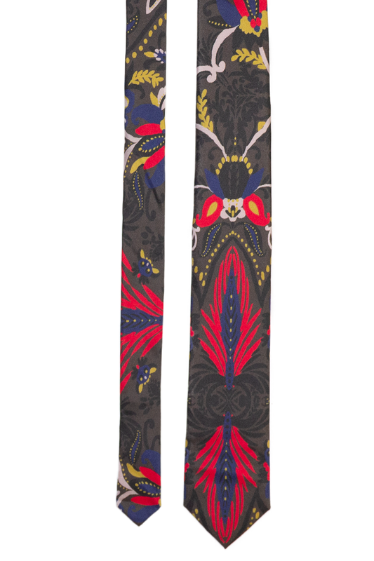 Cravate NIELS à motifs botaniques multicolores sur fond anthracite, les deux pans présentés à plat.
