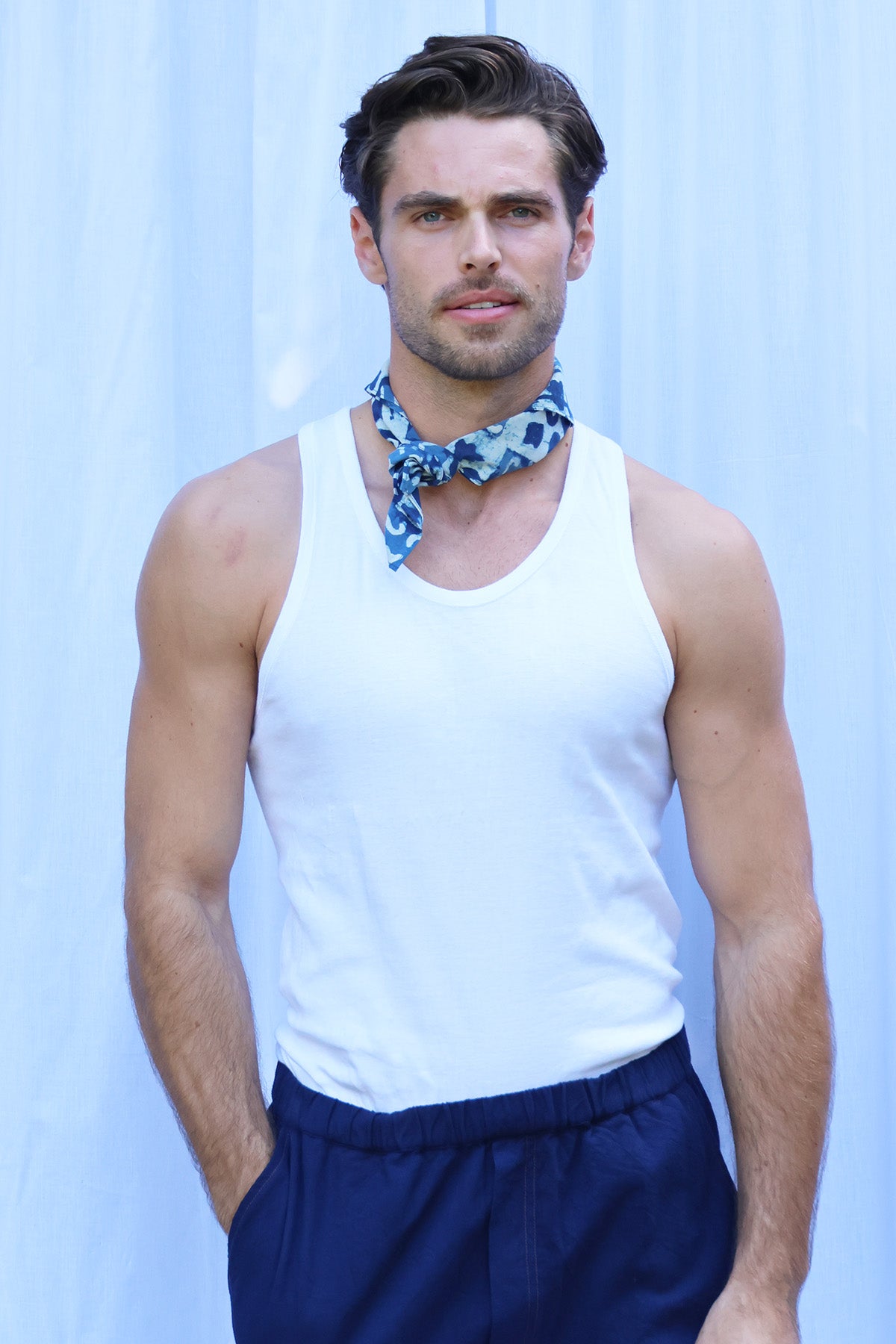 Un homme qui porte un bandana