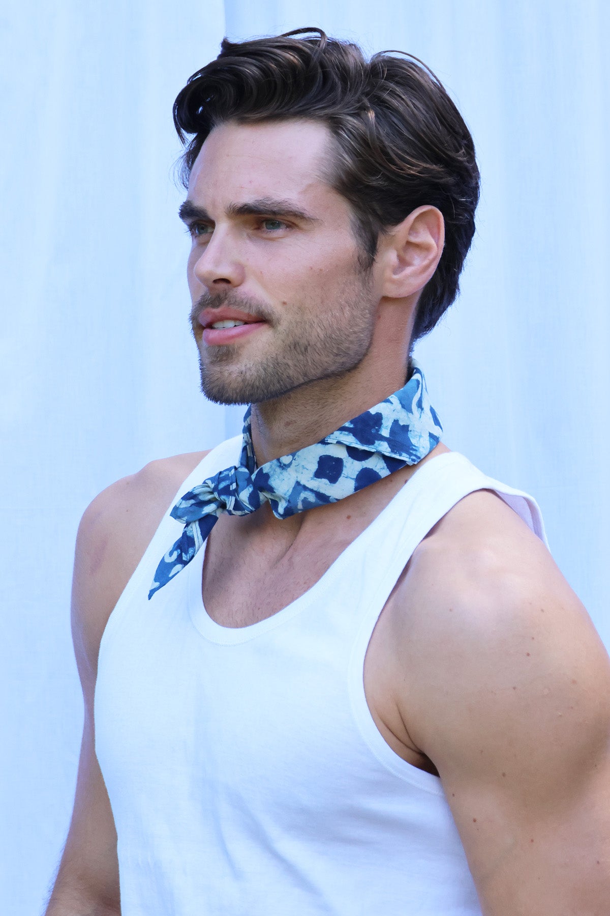 Un homme qui porte un bandana