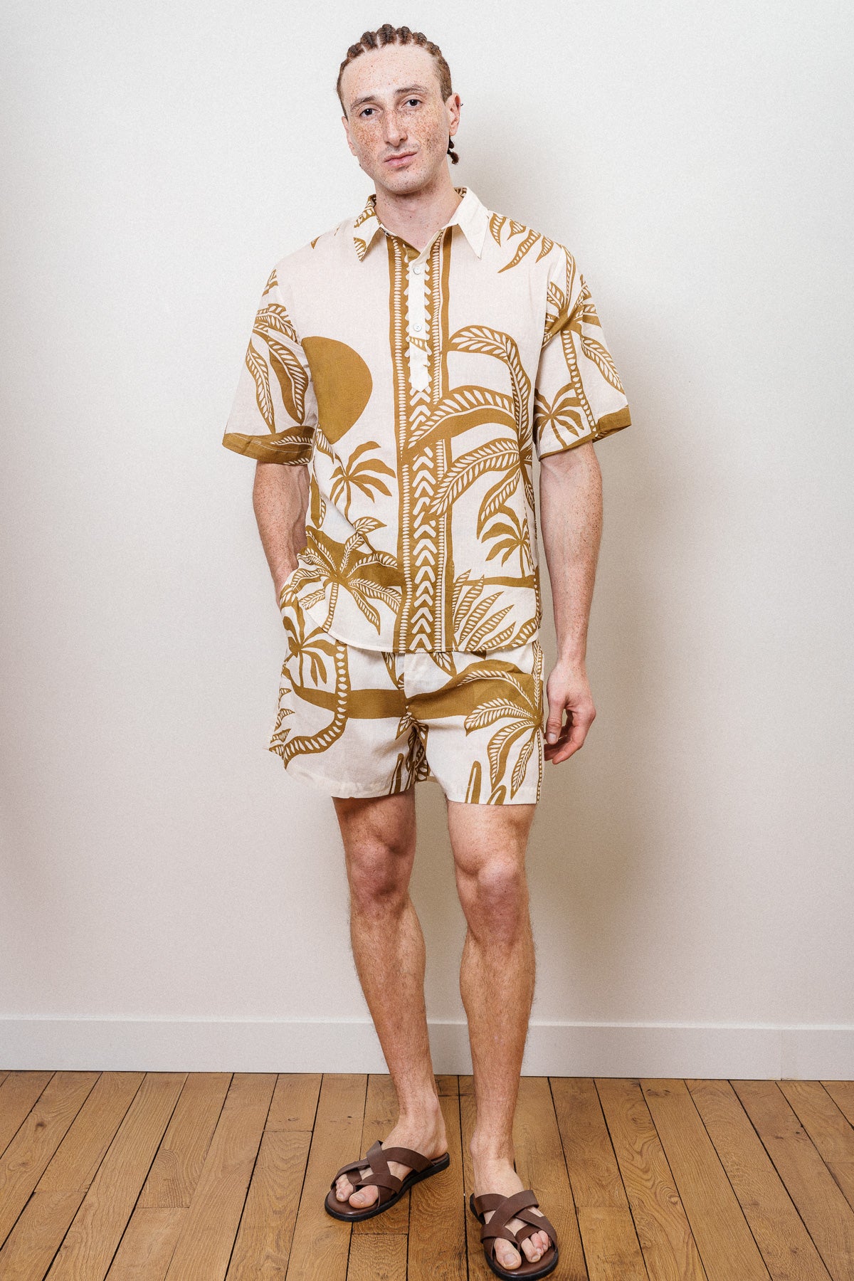 un homme qui porte l'ensemble seraphin 