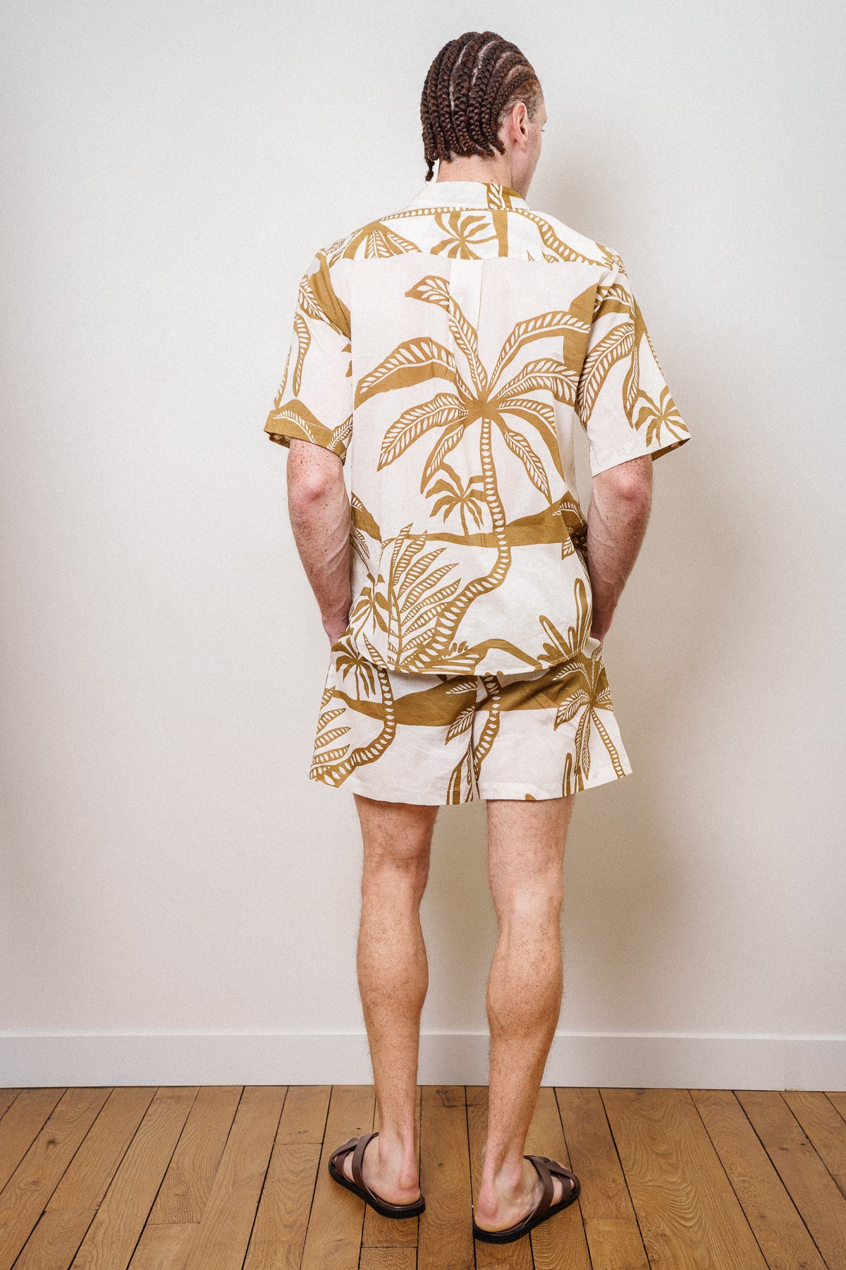 un homme qui porte l'ensemble seraphin 