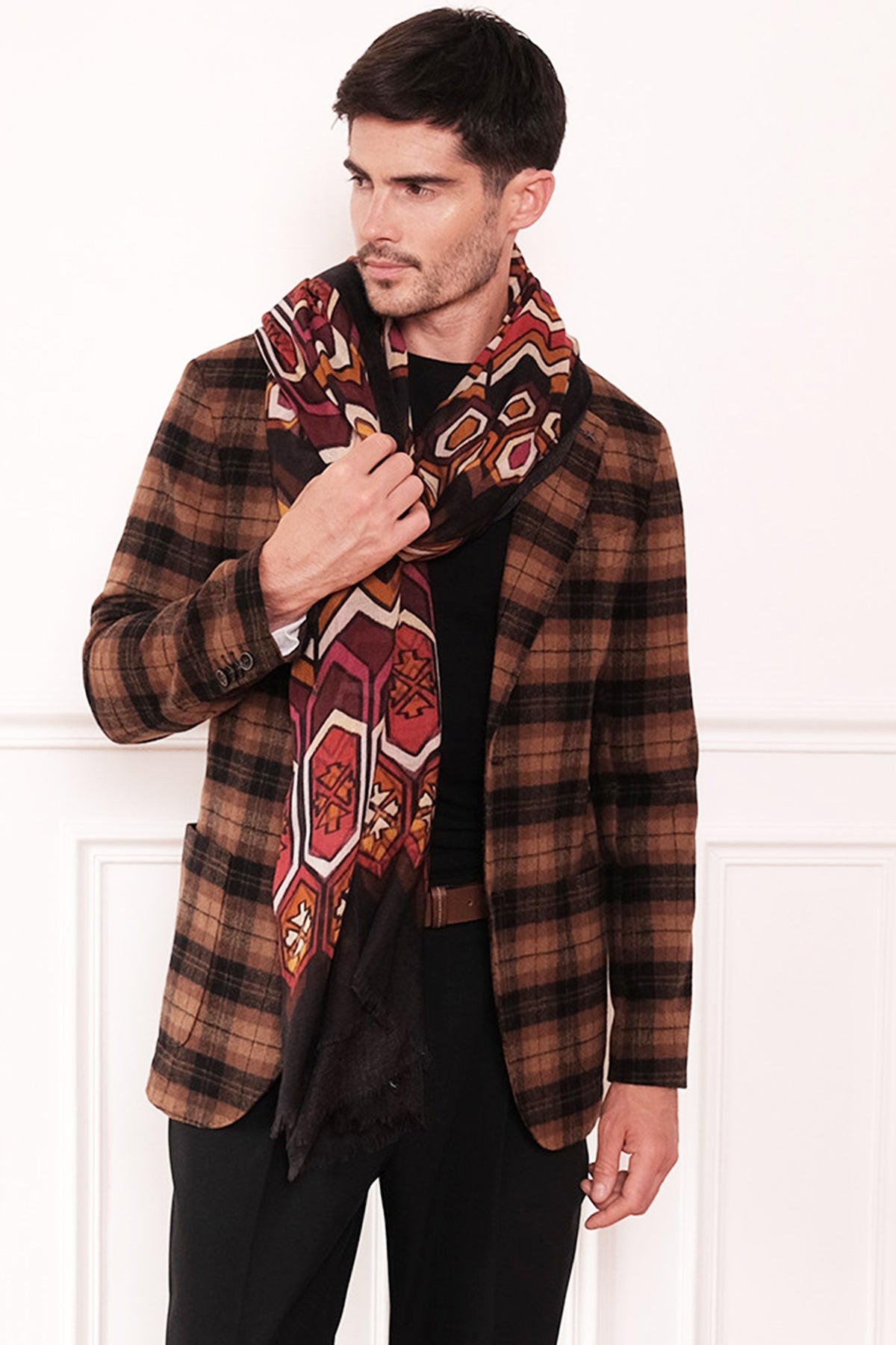 Un homme qui porte un chèche Monsieur Charli en rouge et ocre