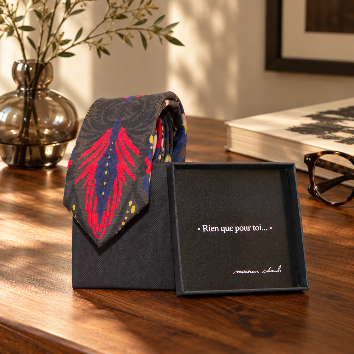 Cravate niels dans un coffret sur un bureau 