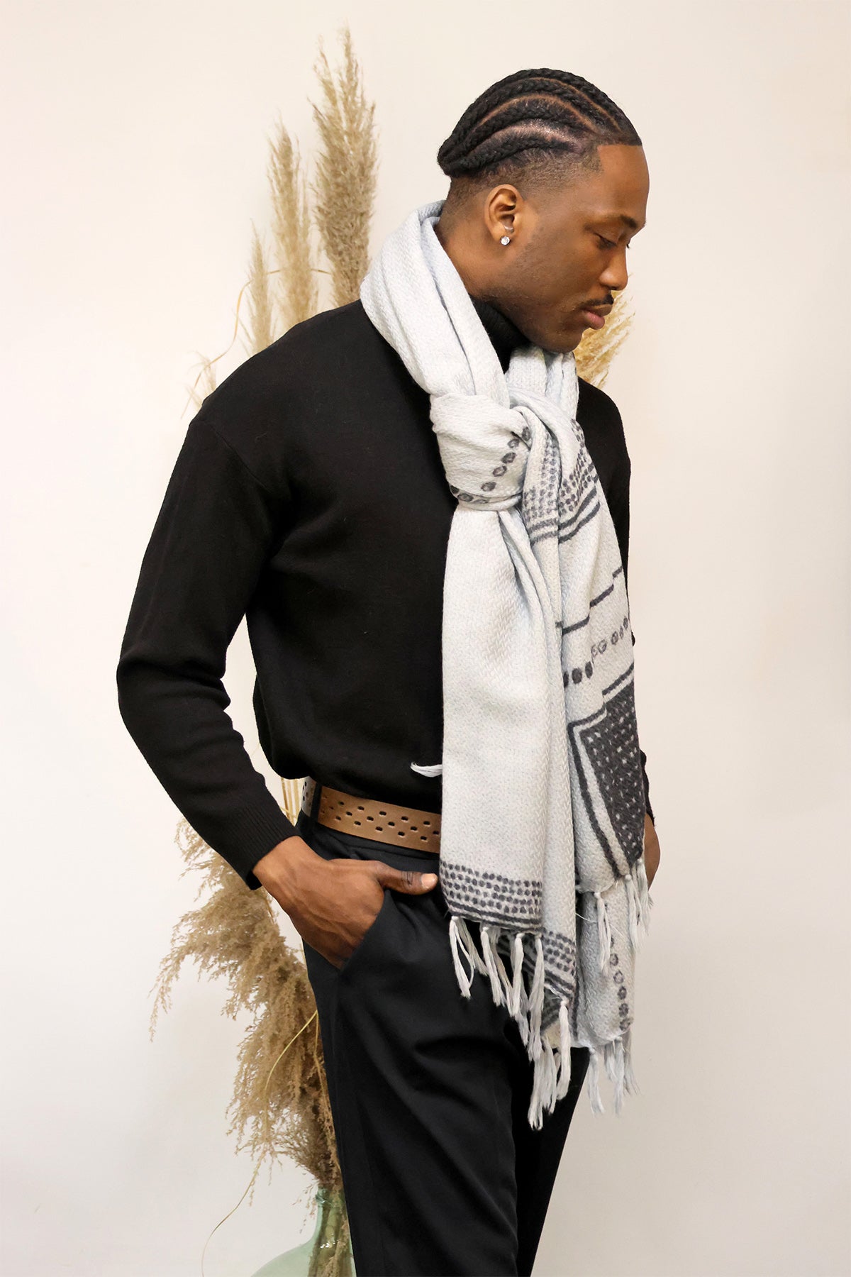 Un homme qui porte un foulard signé Monsieur Charli 