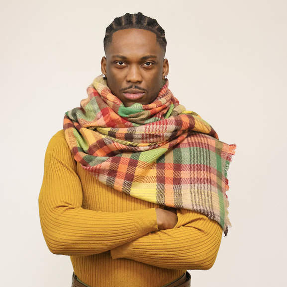 une homme qui porte une maxi écharpe signée Monsieur Charli 