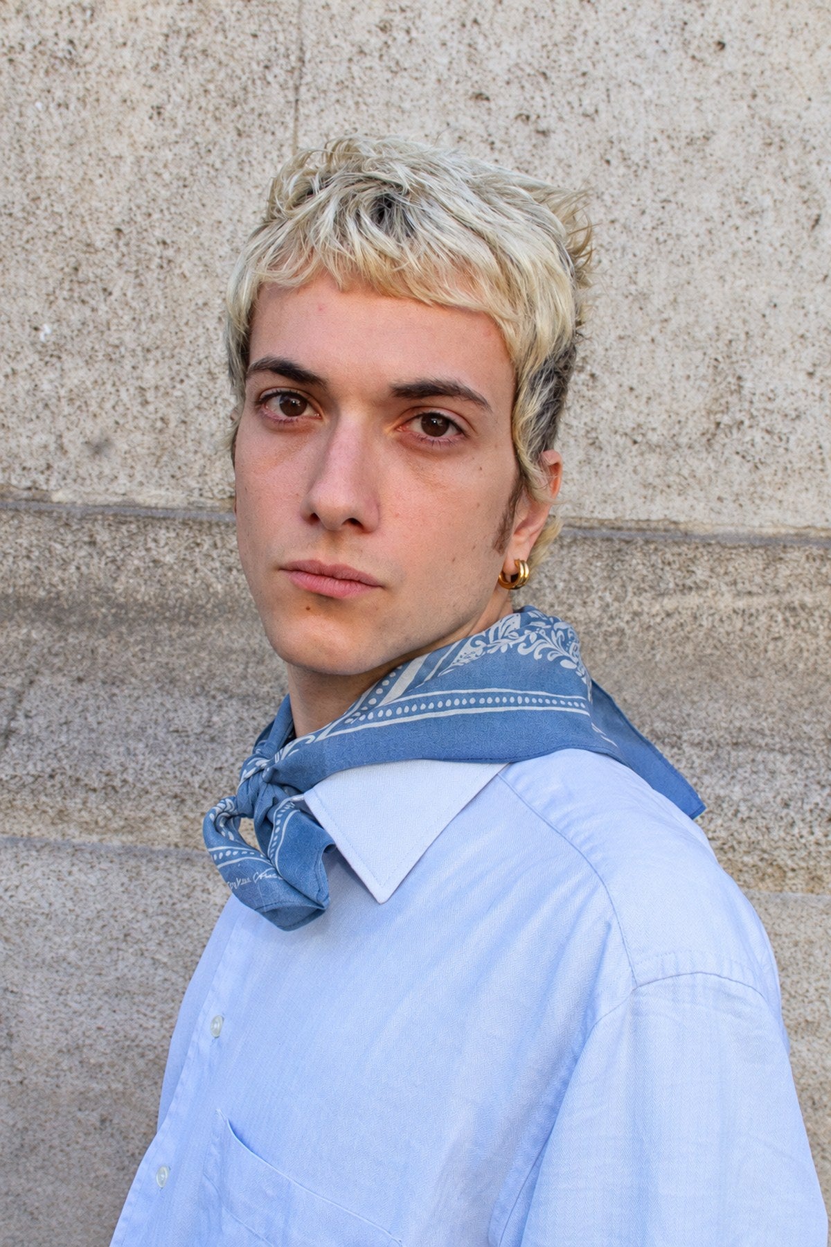 portrait d'un homme qui porte le bandana en soie franky 