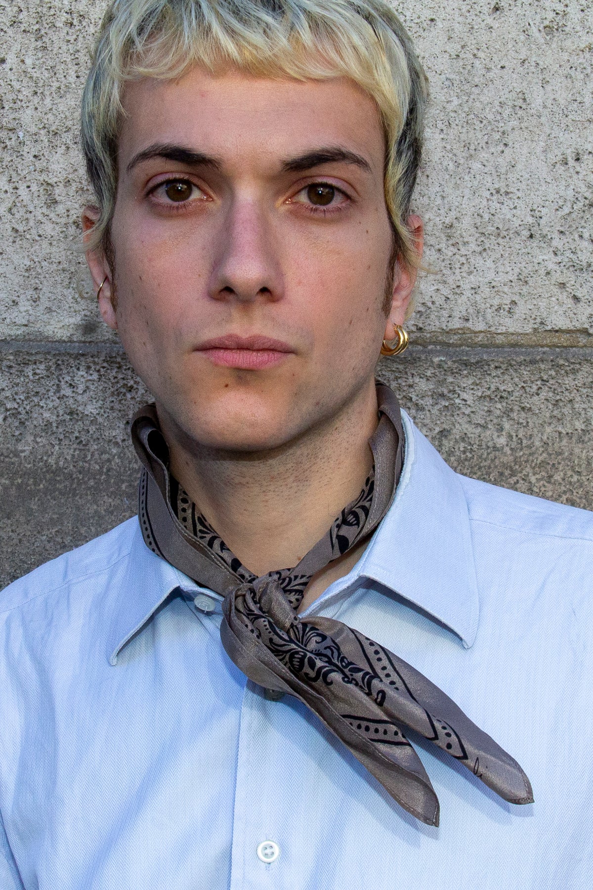 photo portrait d'un homme qui porte le bandana franky en soie 