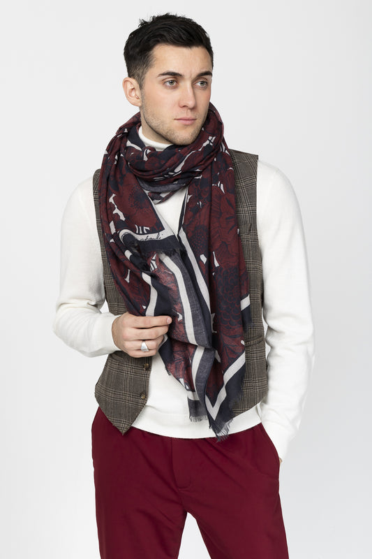 Un homme qui porte un chèche floral bordeaux de Monsieur Charli