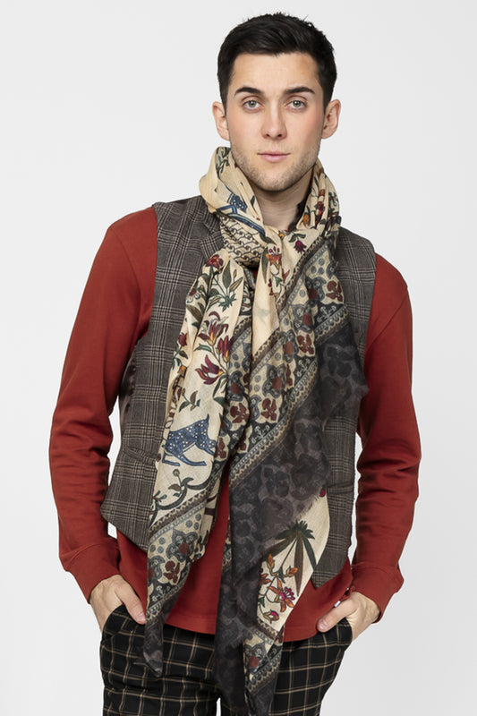 Un homme qui porte un foulard imprimé et coloré de Monsieur Charli