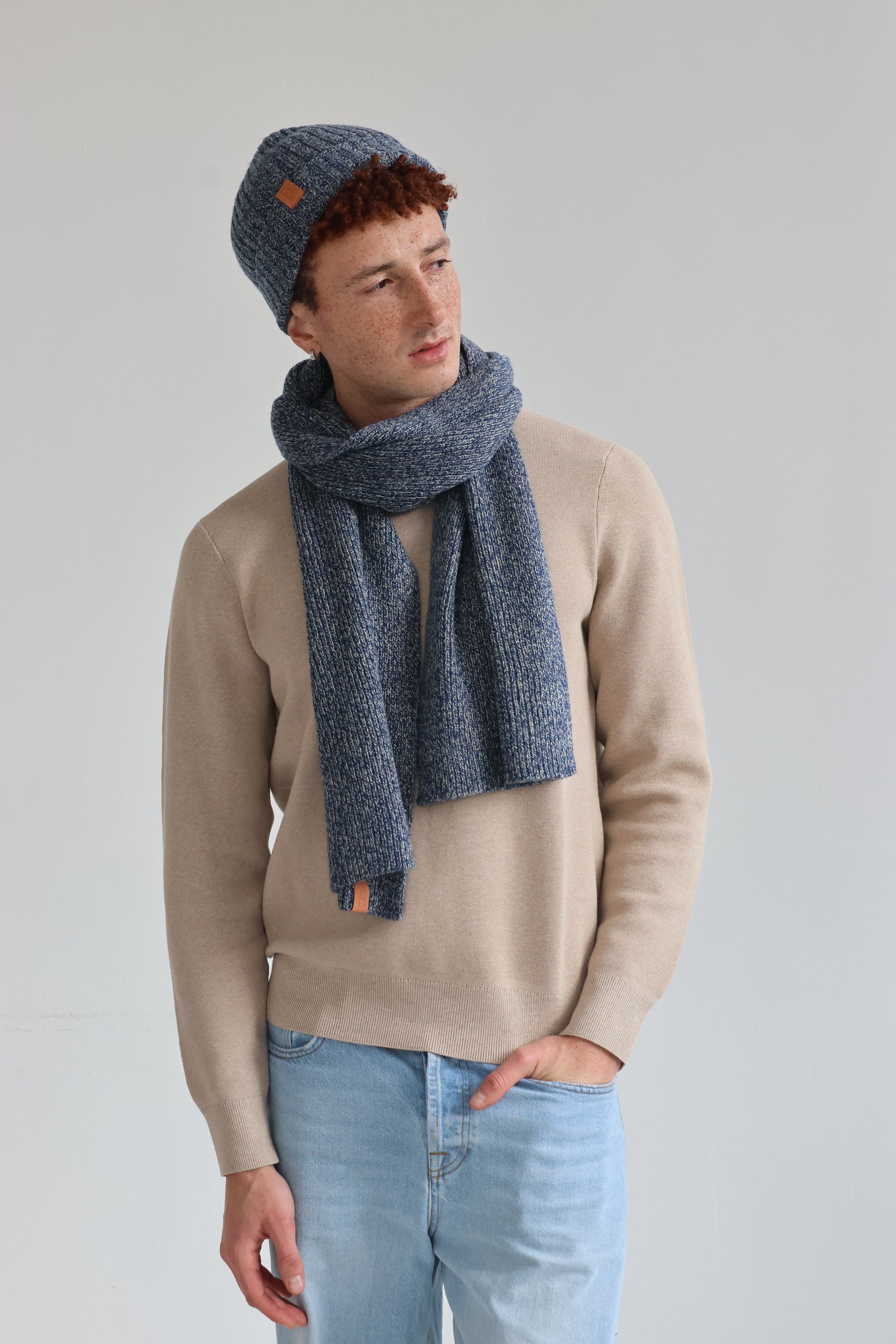 Un homme qui porte une écharpe et un bonnet signé Monsieur Charli