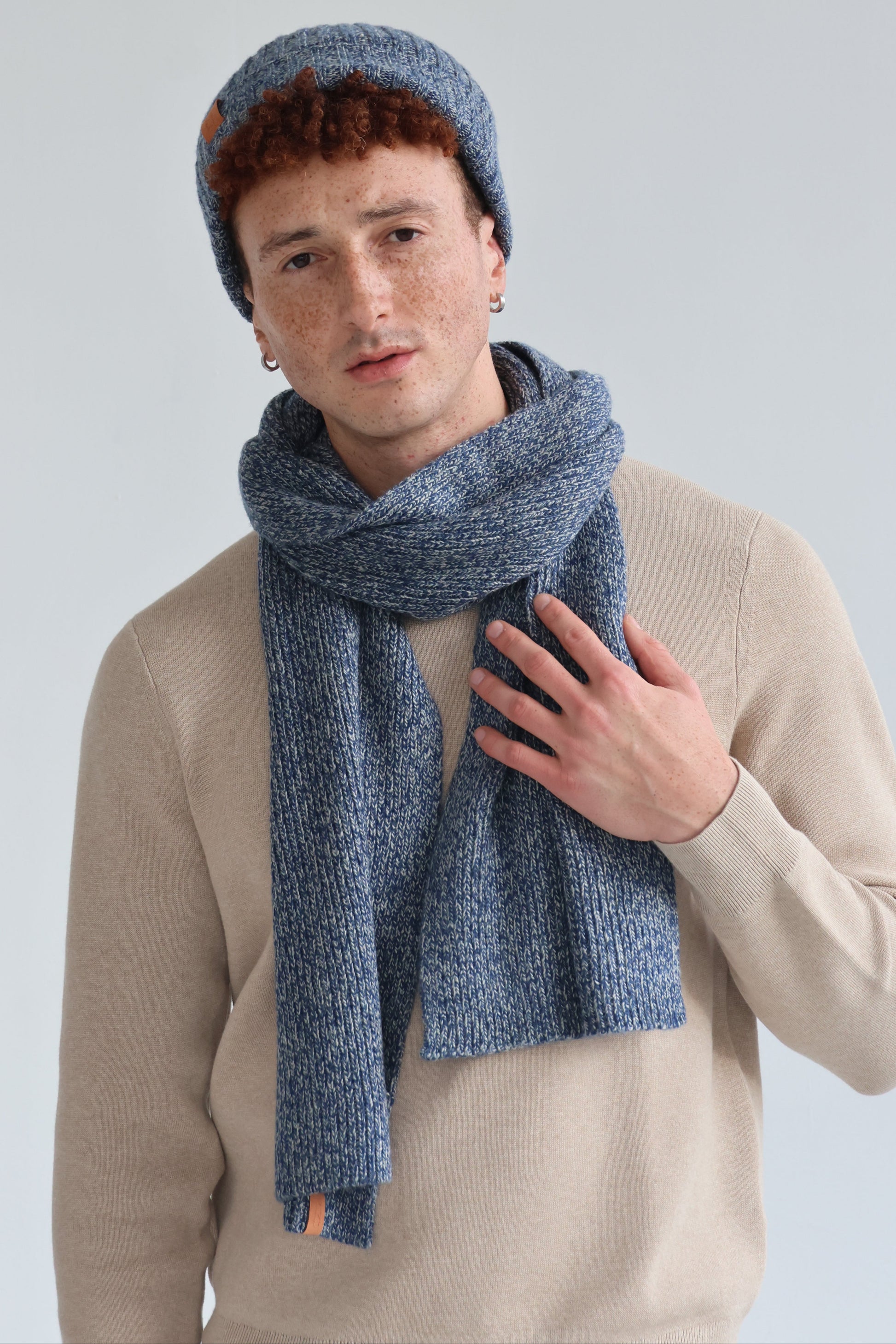 Un homme qui porte une écharpe et un bonnet signé Monsieur Charli
