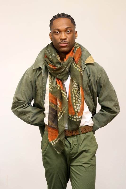 un homme qui porte un foulard de Monsieur Charli