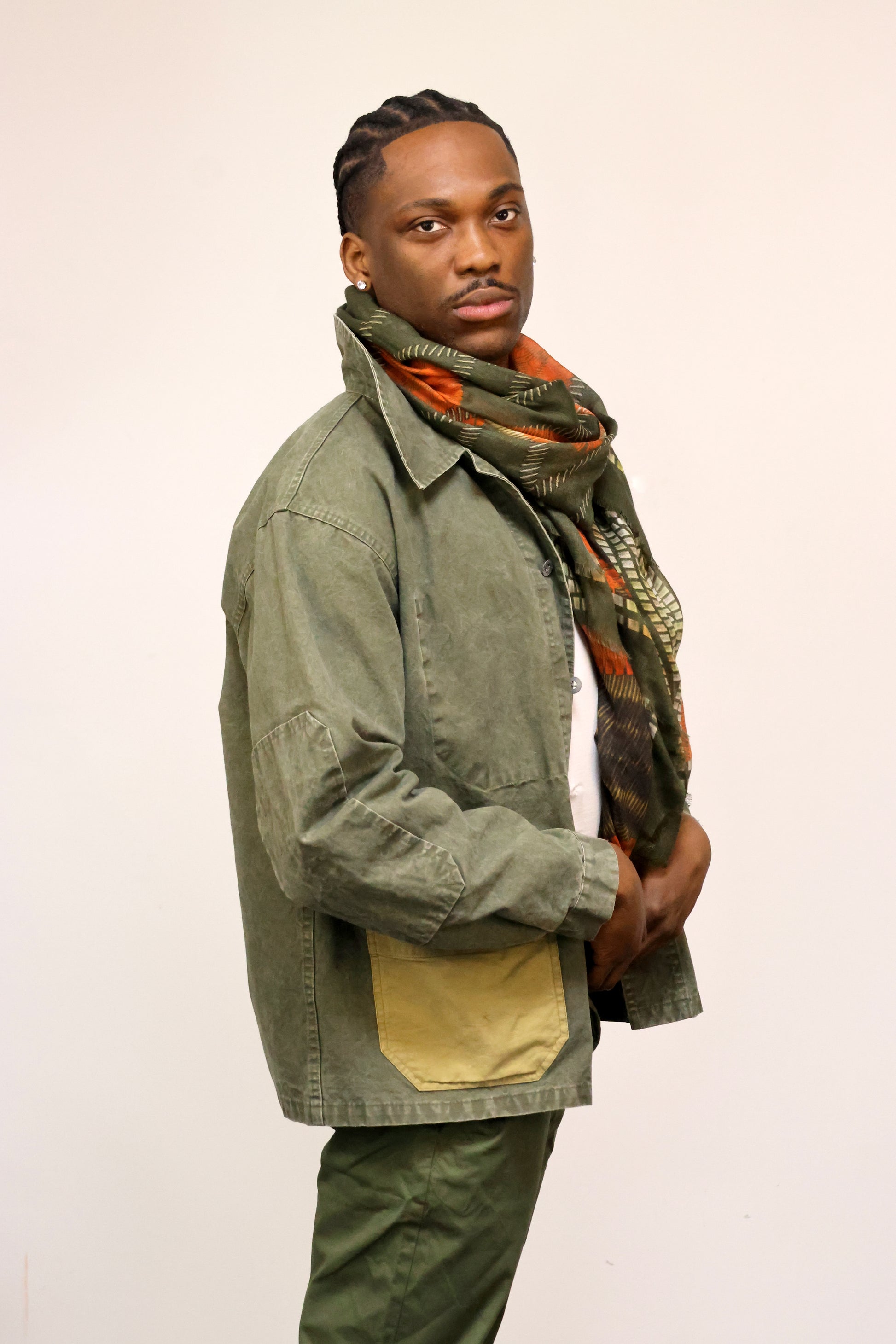 un homme qui porte un foulard monsieur charli