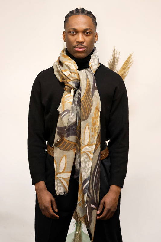 Un homme qui porte un foulard Monsieur Charli 