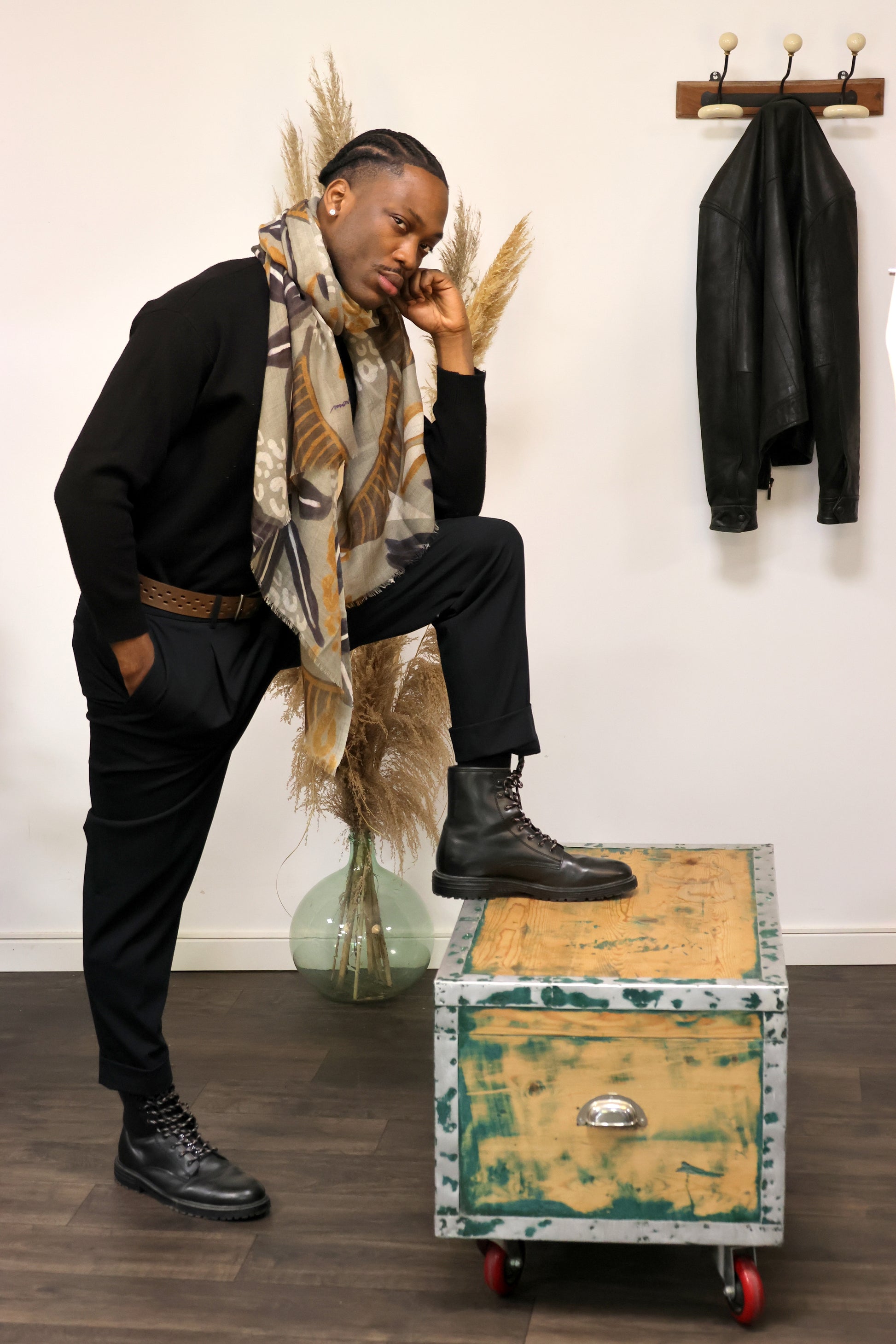 un homme quiporte un foulrd monsieur chalri et des idées de tenues pour associer le foulard.